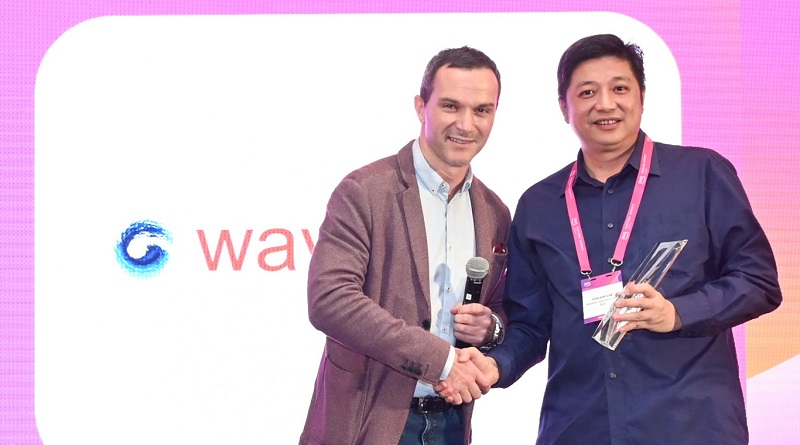 Wavelet CEO Vincent Lee (R) receiving the prestigious ASEAN Software Partner of the Year 2023 from AWS Head of Digital Native and Software Segment Southeast Asia Patrick Kelly